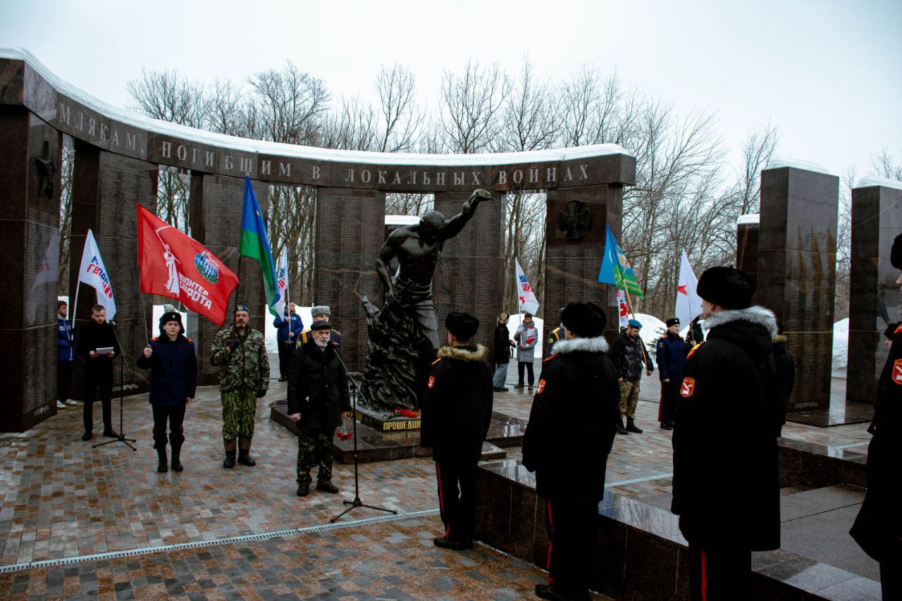 Саратовцы почтили память героических псковских десантников
